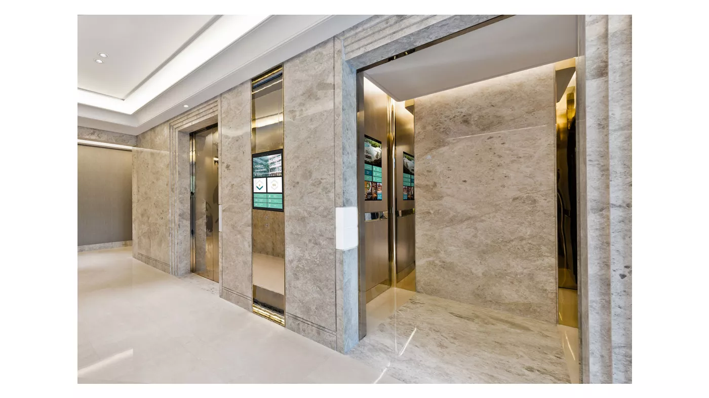 flexyPage Display in a hotel elevator with multimedia and floor information